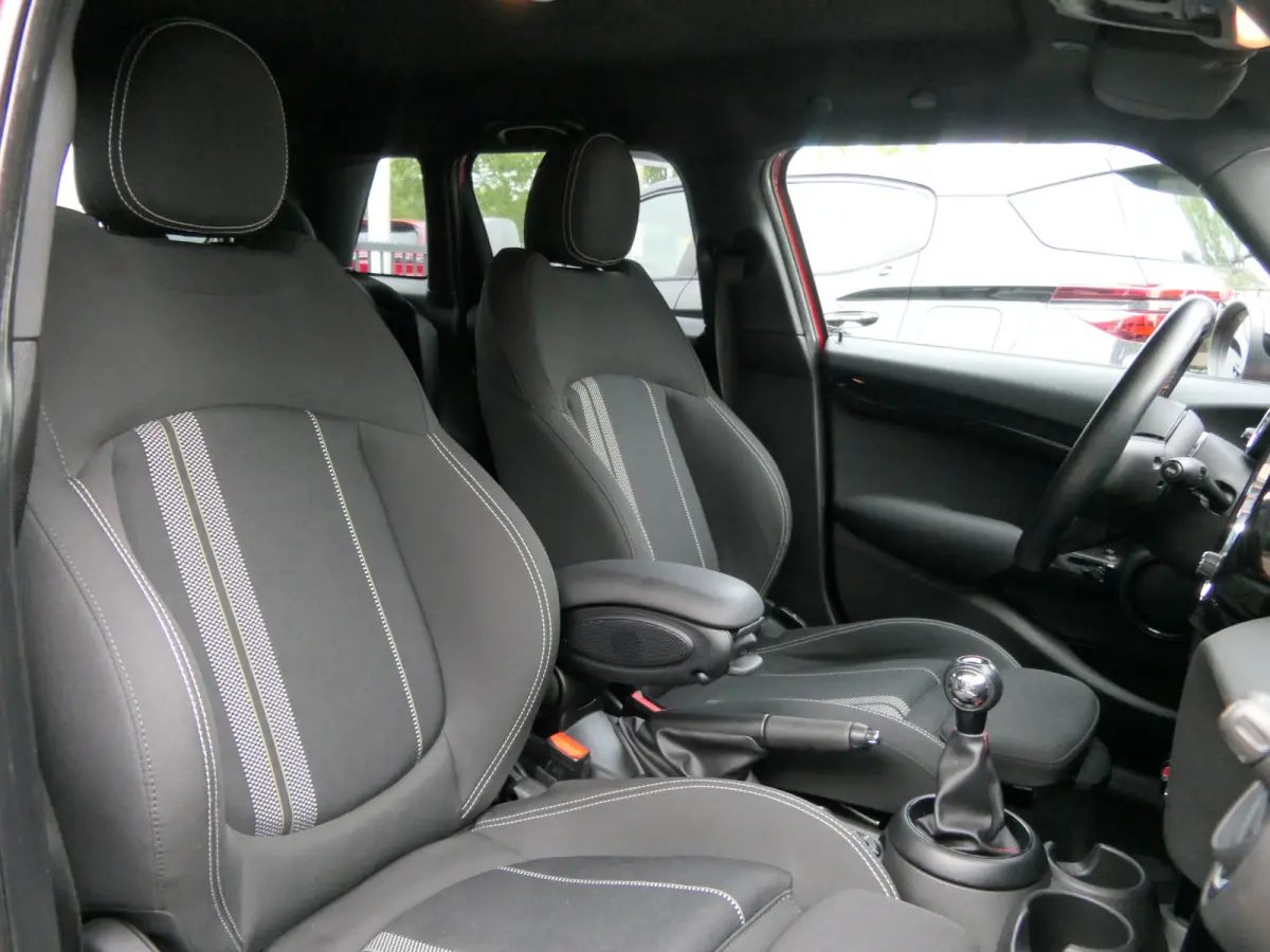1.5 Cooper Serious Business | 1e eigenaresse!
