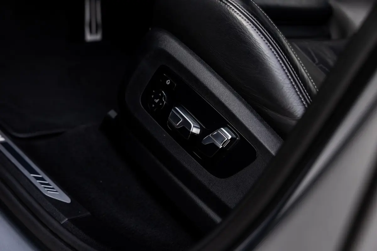 xDrive50e | Pano | B&W Audio | Massage |