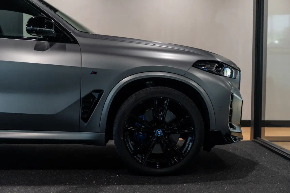 xDrive50e | Pano | B&W Audio | Massage | Frozen Grey |