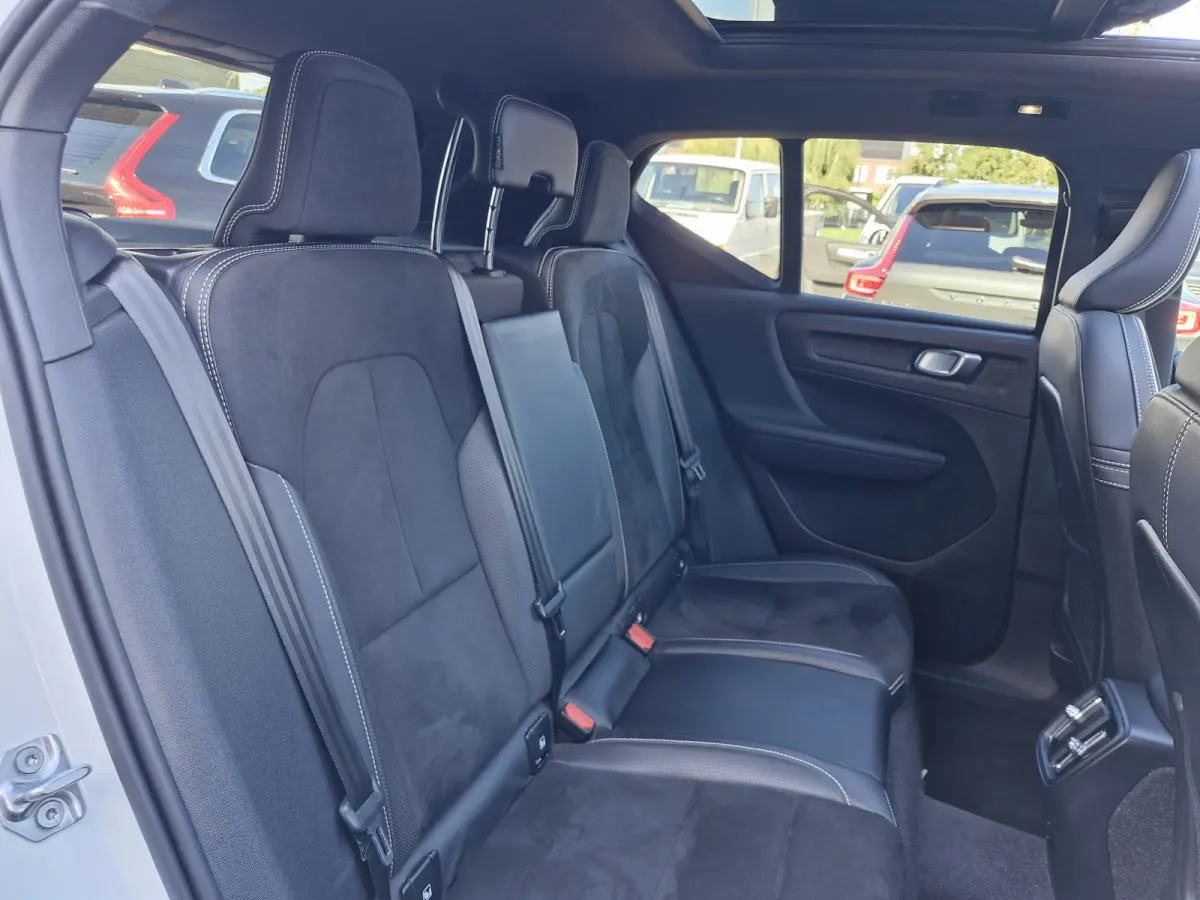 P8 AWD R-Design | Warmtepomp | Lounge Pack (audio installatie premium, elektrisch glazen panorama-dak, parkeersensor voor, rondomzicht camera)