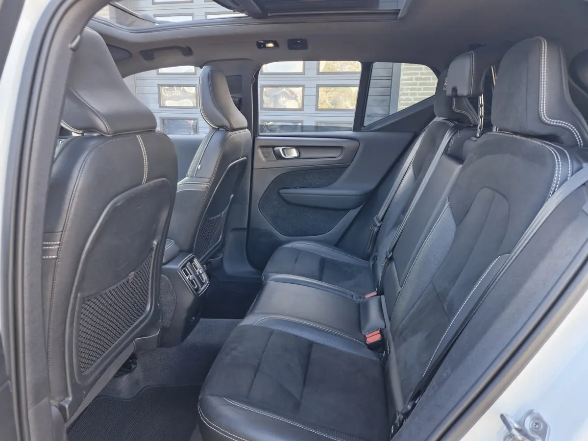 P8 AWD R-Design | Warmtepomp | Lounge Pack (audio installatie premium, elektrisch glazen panorama-dak, parkeersensor voor, rondomzicht camera)