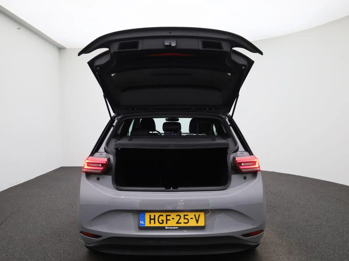 Pro Business 59 kWh 204 PK| Origineel Nederlands | 1e Eigenaar | Navigatie | Achteruitrijcamera | Stoelverwarming | Stuurwielverwarming | 18 Inch Velgen | LED Matrix