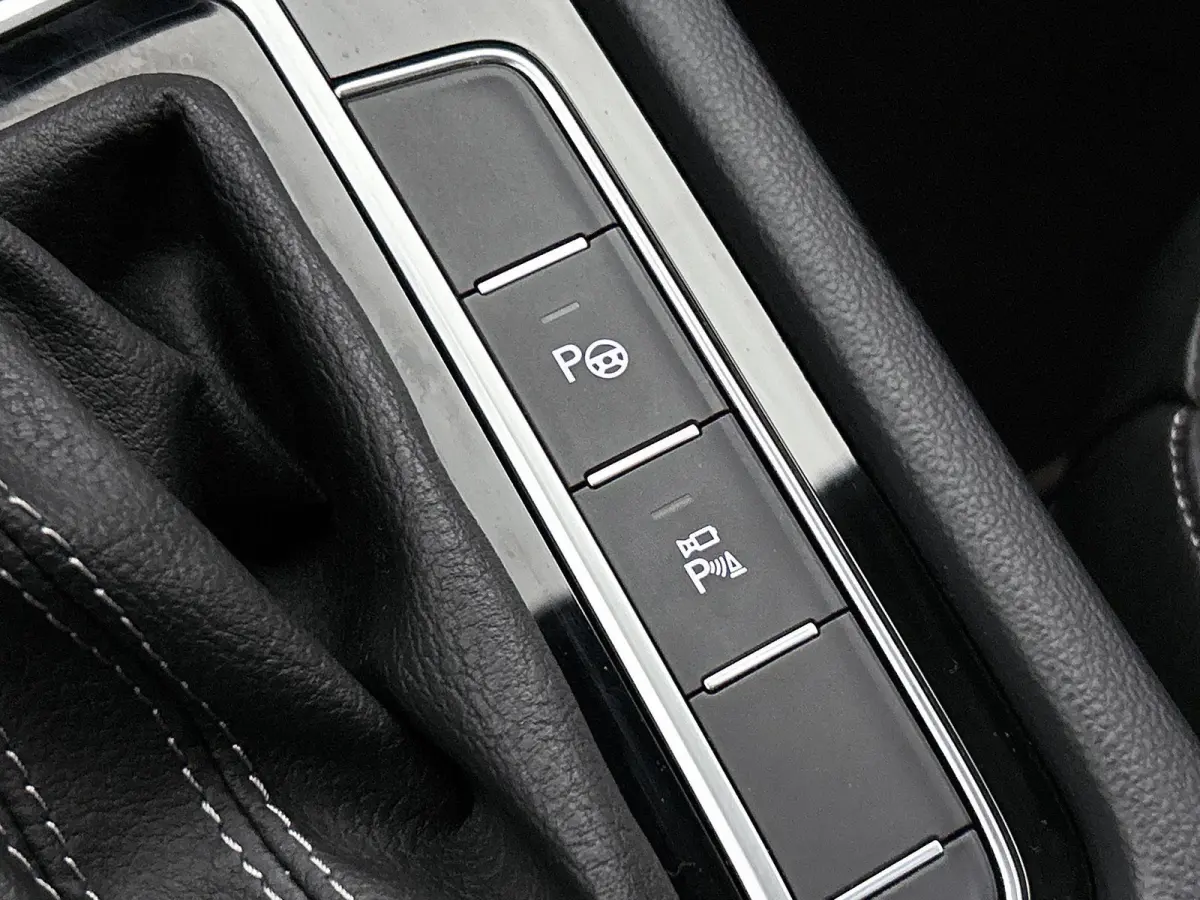 1.4 TSI eHybrid R-Line Business+ | Automaat | Trekhaak | Panorama dak | Stoel/stuurverwarming | Airco | 360 Camera | Navigatie |