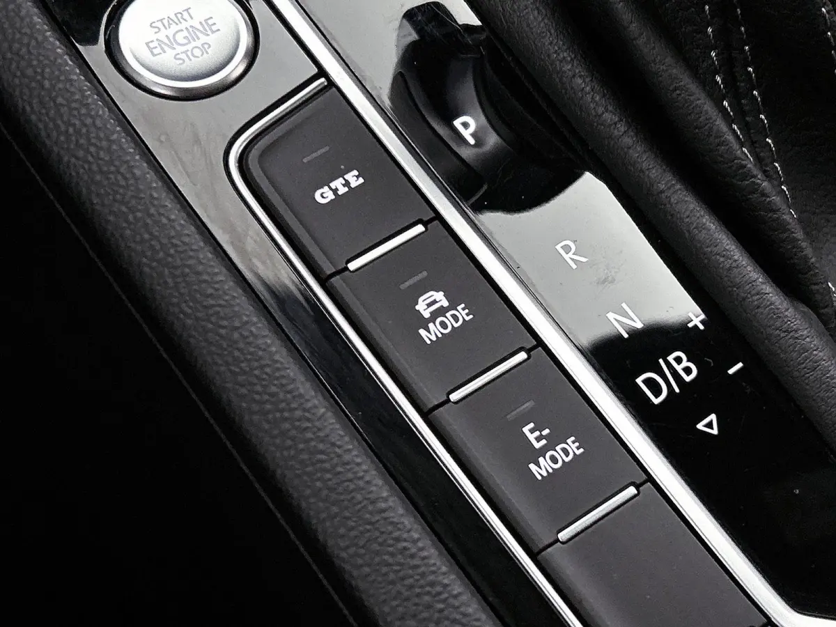 1.4 TSI eHybrid R-Line Business+ | Automaat | Trekhaak | Panorama dak | Stoel/stuurverwarming | Airco | 360 Camera | Navigatie |