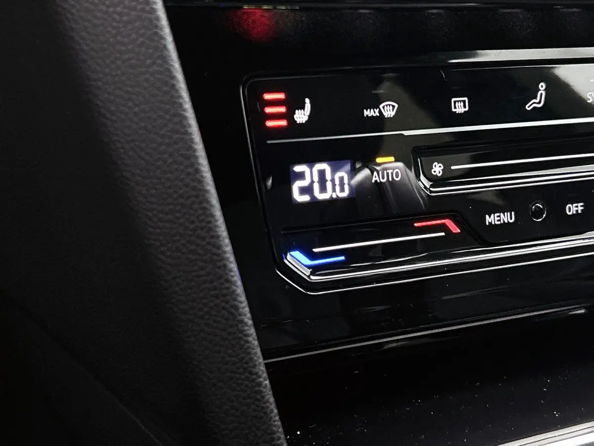 1.4 TSI eHybrid R-Line Business+ | Automaat | Trekhaak | Panorama dak | Stoel/stuurverwarming | Airco | 360 Camera | Navigatie |