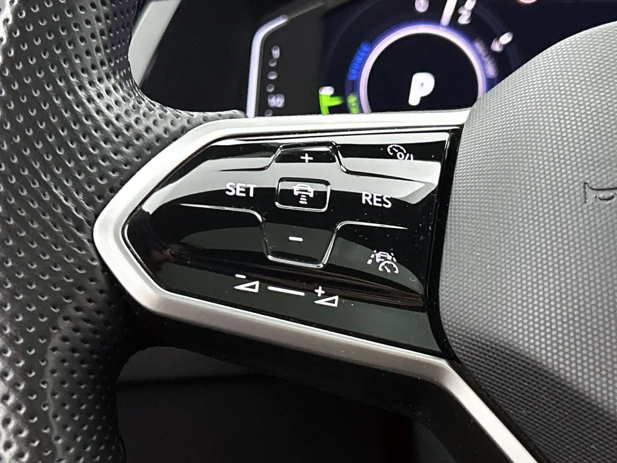 1.4 TSI eHybrid R-Line Business+ | Automaat | Trekhaak | Panorama dak | Stoel/stuurverwarming | Airco | 360 Camera | Navigatie |