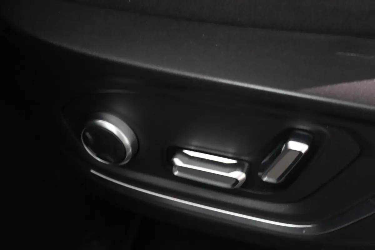 1.5*PLUG-IN*NAVI*PANO*CAM*ACC*CARPLAY*ECC*LED*