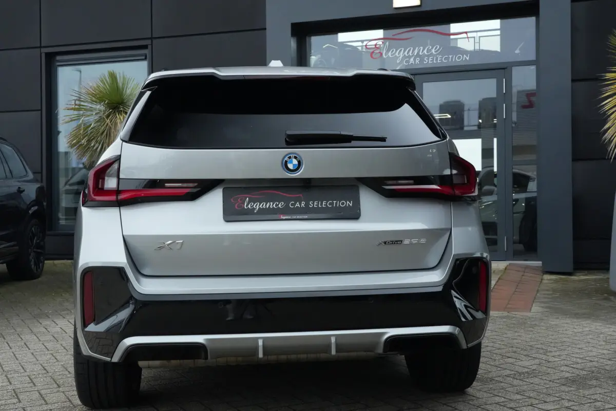 xDrive25e M Sport | 245PK | Pano | HUD | 360° | 20" | Keyless | Premium Pack | Travel Pack | BMW X1 xDrive25e M Sport 245 PK Plug-in Hybrid met 1.5 driecilinder, panoramadak, Head-Up Displa