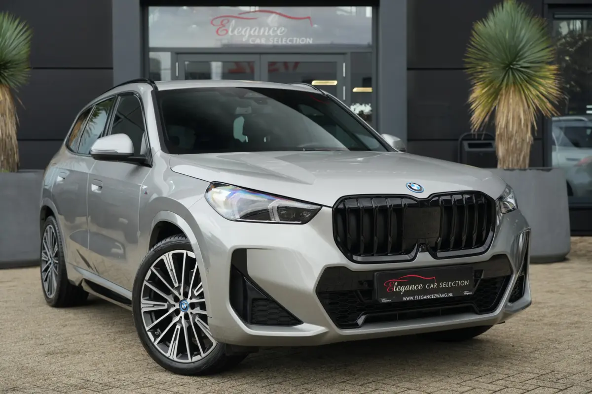 xDrive25e M Sport | 245PK | Pano | HUD | 360° | 20" | Keyless | Premium Pack | Travel Pack | BMW X1 xDrive25e M Sport 245 PK Plug-in Hybrid met 1.5 driecilinder, panoramadak, Head-Up Displa