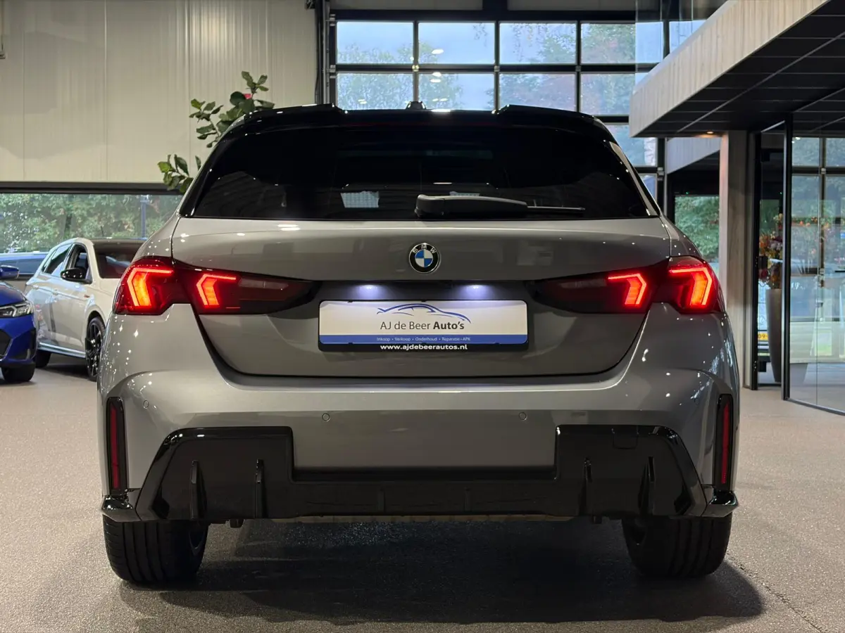 120 M Sport Design Edition Panoramadak | Stoelverwarming | Camera | Carplay