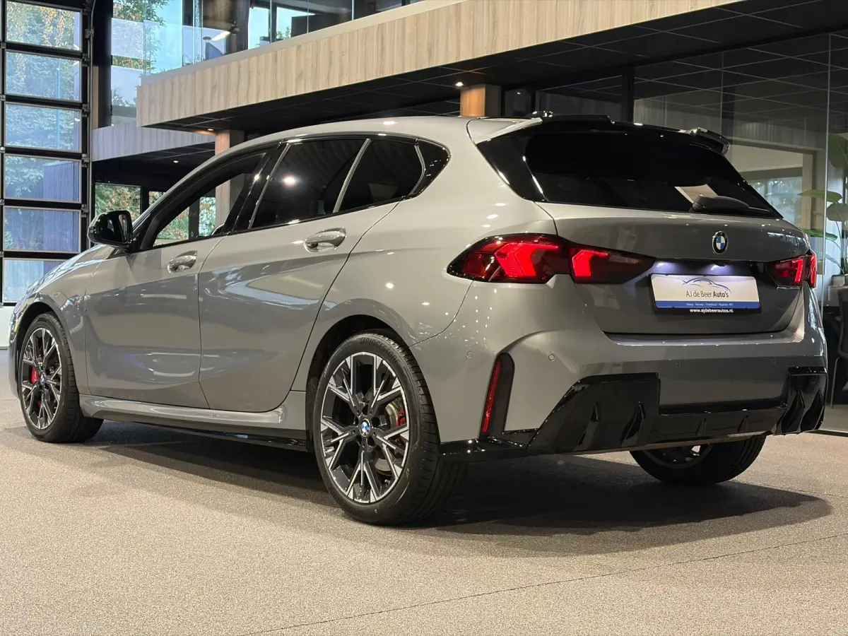 120 M Sport Design Edition Panoramadak | Stoelverwarming | Camera | Carplay