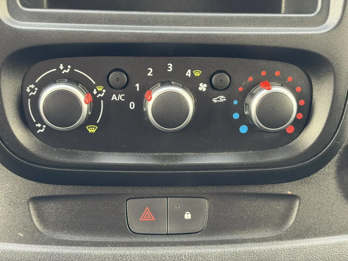 2.0 dCi 145 T29 L2H1*HAAK*A/C*CRUISE*TEL*3PERS*