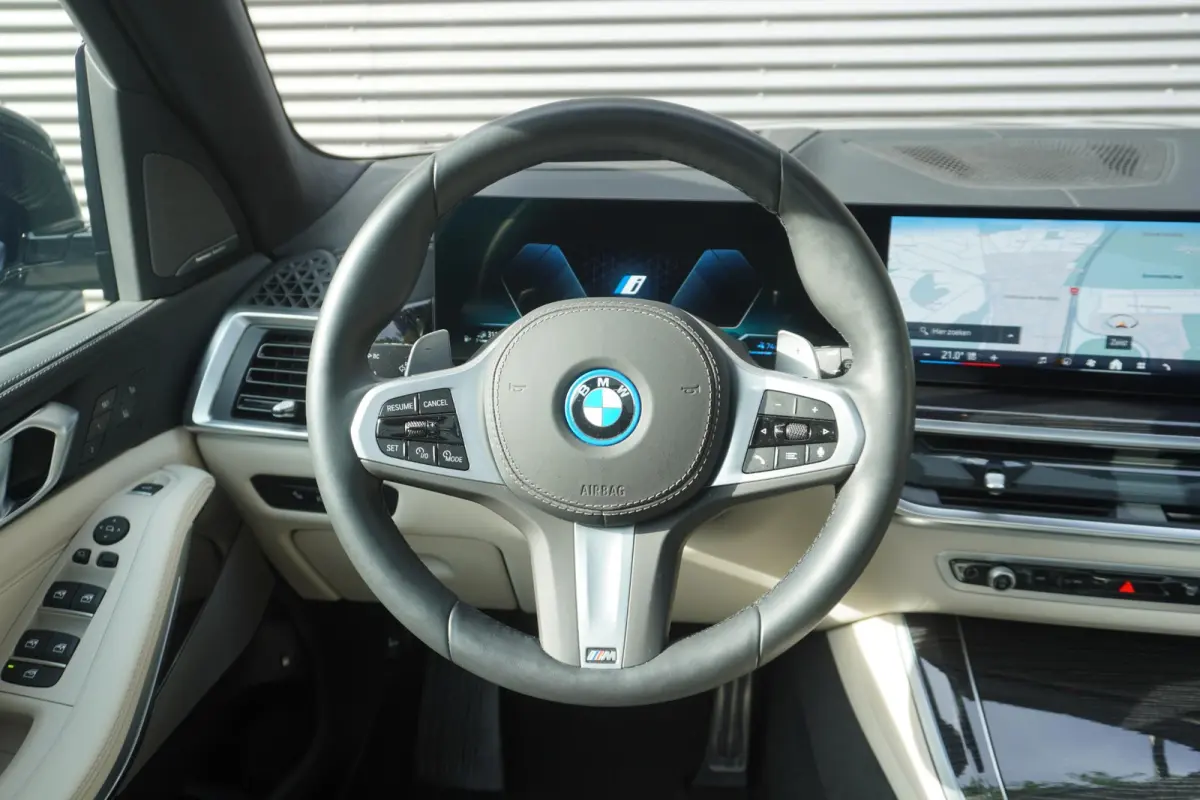 xDrive50e | SoH 100% | M Sportpakket Pro | HIFI System Harman Kardon | Integral Active Steering | Trekhaak met elektrisch wegklapbare kogel | Glazen panoramadak | Massagefunctie voor beide v
