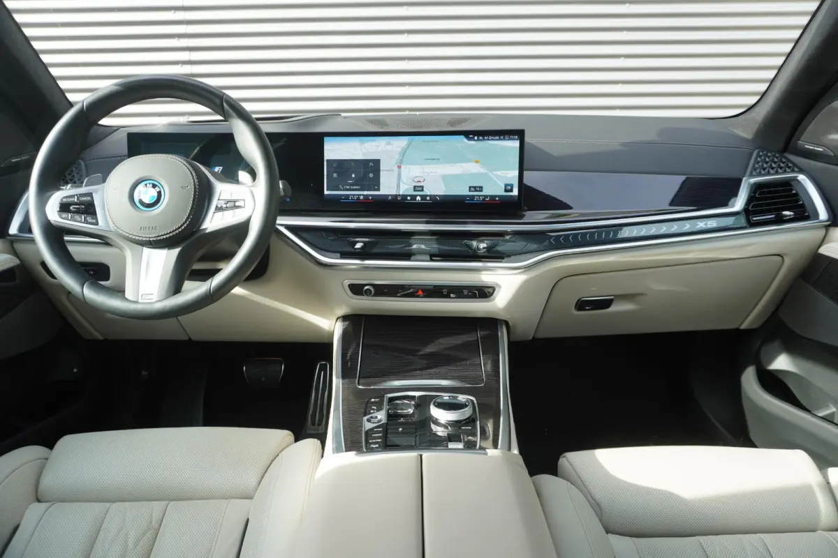 xDrive50e | SoH 100% | M Sportpakket Pro | HIFI System Harman Kardon | Integral Active Steering | Trekhaak met elektrisch wegklapbare kogel | Glazen panoramadak | Massagefunctie voor beide v