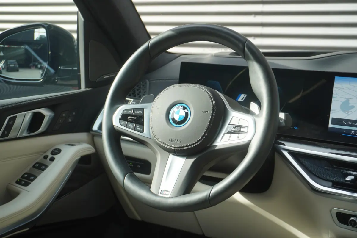xDrive50e | SoH 100% | M Sportpakket Pro | HIFI System Harman Kardon | Integral Active Steering | Trekhaak met elektrisch wegklapbare kogel | Glazen panoramadak | Massagefunctie voor beide v