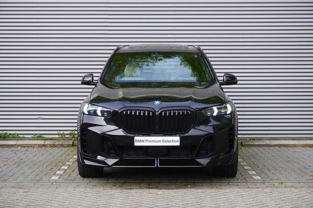 xDrive50e | SoH 100% | M Sportpakket Pro | HIFI System Harman Kardon | Integral Active Steering | Trekhaak met elektrisch wegklapbare kogel | Glazen panoramadak | Massagefunctie voor beide v
