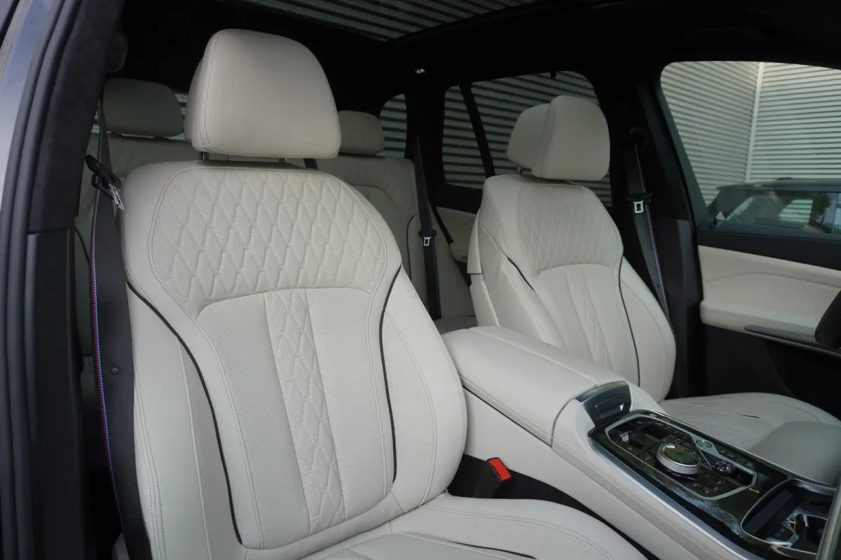 xDrive50e | SoH 100% | M Sportpakket Pro | HIFI System Harman Kardon | Integral Active Steering | Trekhaak met elektrisch wegklapbare kogel | Glazen panoramadak | Massagefunctie voor beide v