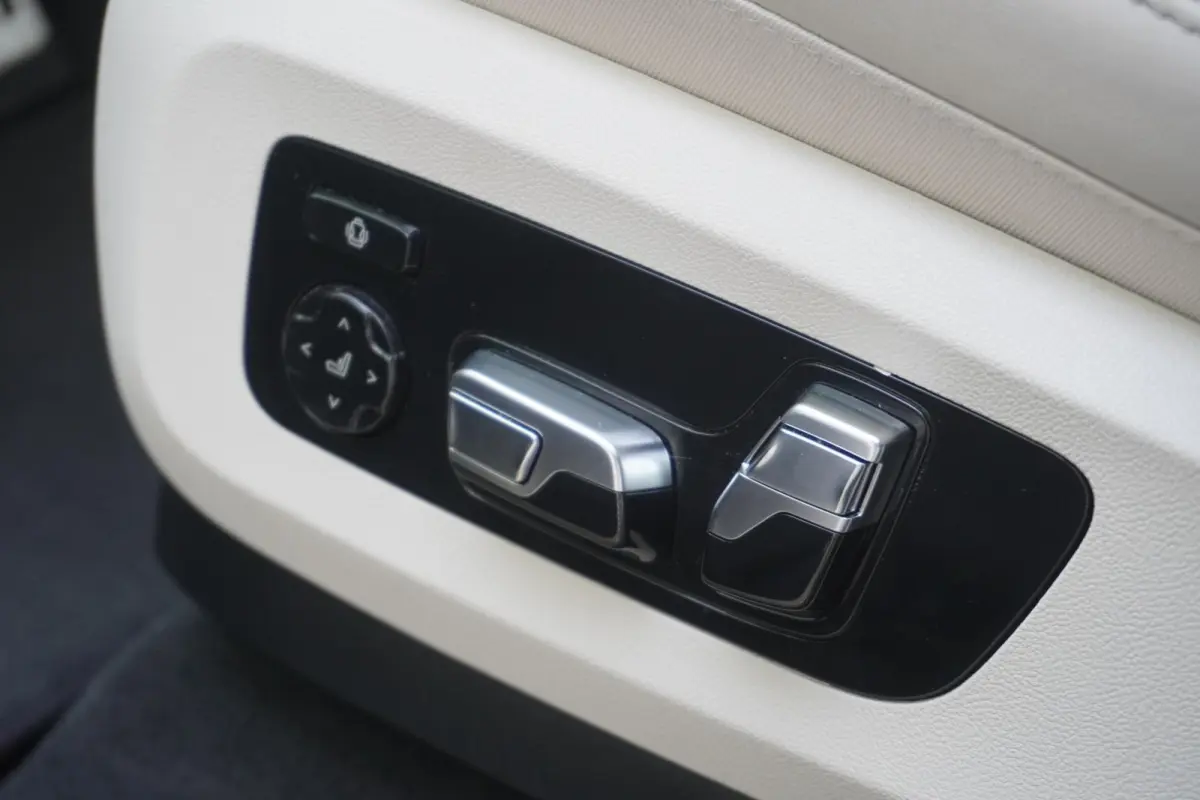 xDrive50e | SoH 100% | M Sportpakket Pro | HIFI System Harman Kardon | Integral Active Steering | Trekhaak met elektrisch wegklapbare kogel | Glazen panoramadak | Massagefunctie voor beide v