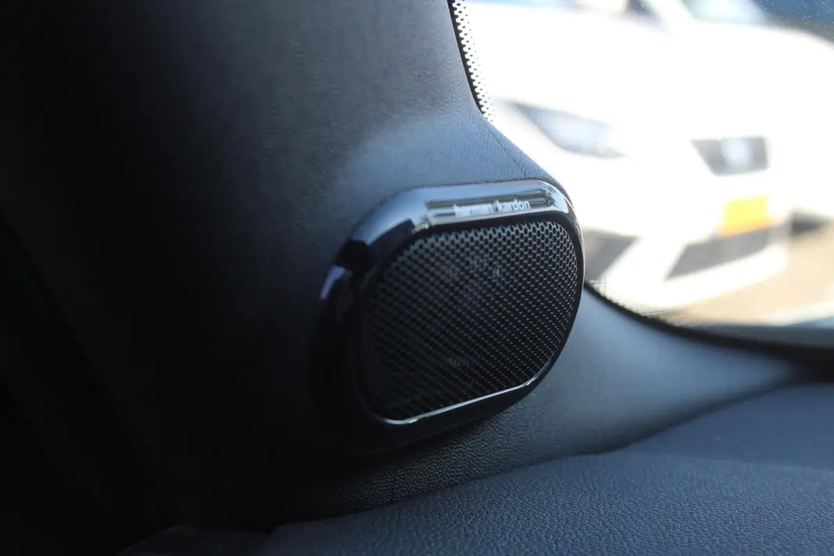 1.5 l Chester bruin leer l Harman kardon audio l Head-up display l Stoelverwarming l PDC l  l Lendesteun Verstelbaar l  l Keyless l JOHN COOPER WORKS l BRITISCH RACING GREEN l PREMIUM PAKKET