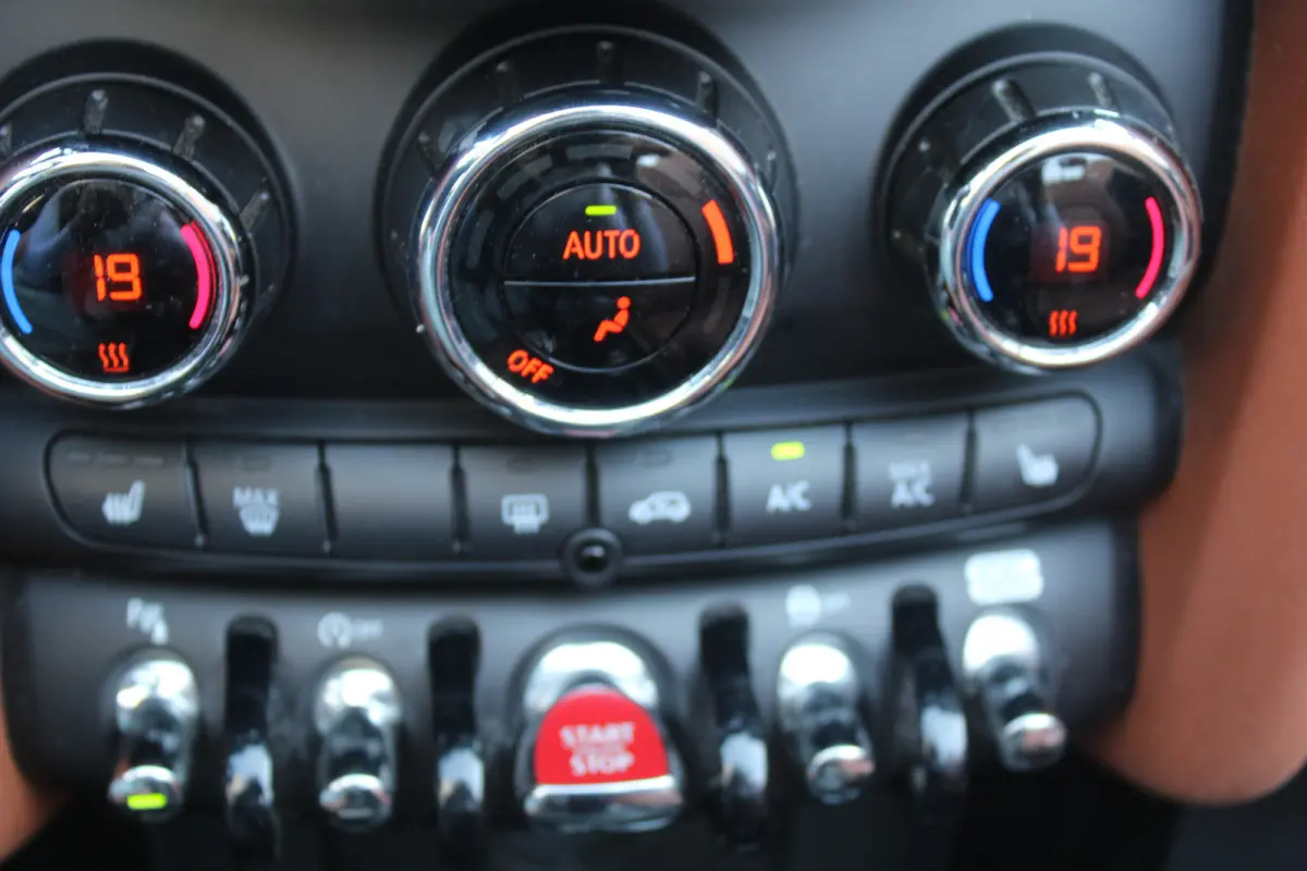 1.5 l Chester bruin leer l Harman kardon audio l Head-up display l Stoelverwarming l PDC l  l Lendesteun Verstelbaar l  l Keyless l JOHN COOPER WORKS l BRITISCH RACING GREEN l PREMIUM PAKKET