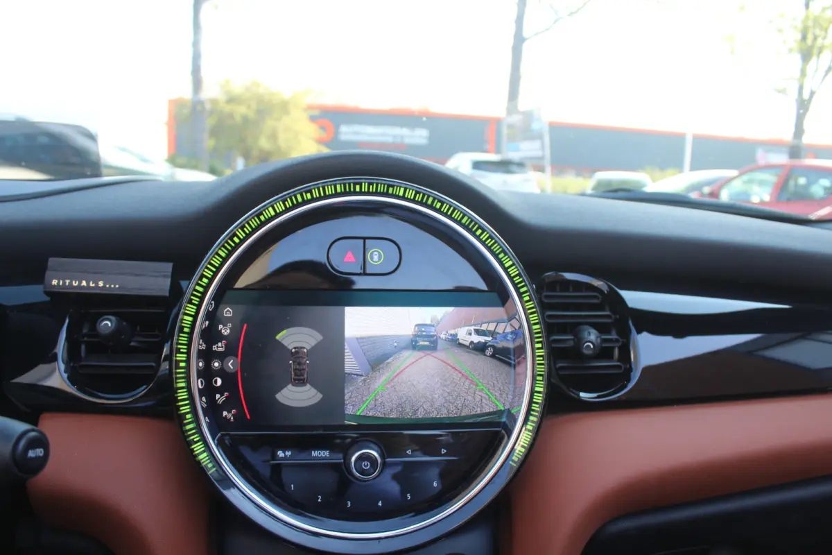 1.5 l Chester bruin leer l Harman kardon audio l Head-up display l Stoelverwarming l PDC l  l Lendesteun Verstelbaar l  l Keyless l JOHN COOPER WORKS l BRITISCH RACING GREEN l PREMIUM PAKKET