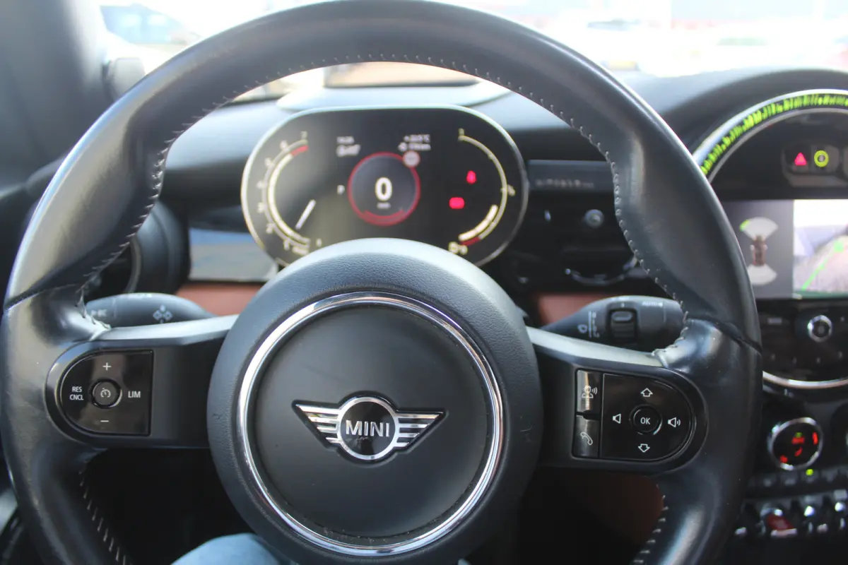1.5 l Chester bruin leer l Harman kardon audio l Head-up display l Stoelverwarming l PDC l  l Lendesteun Verstelbaar l  l Keyless l JOHN COOPER WORKS l BRITISCH RACING GREEN l PREMIUM PAKKET