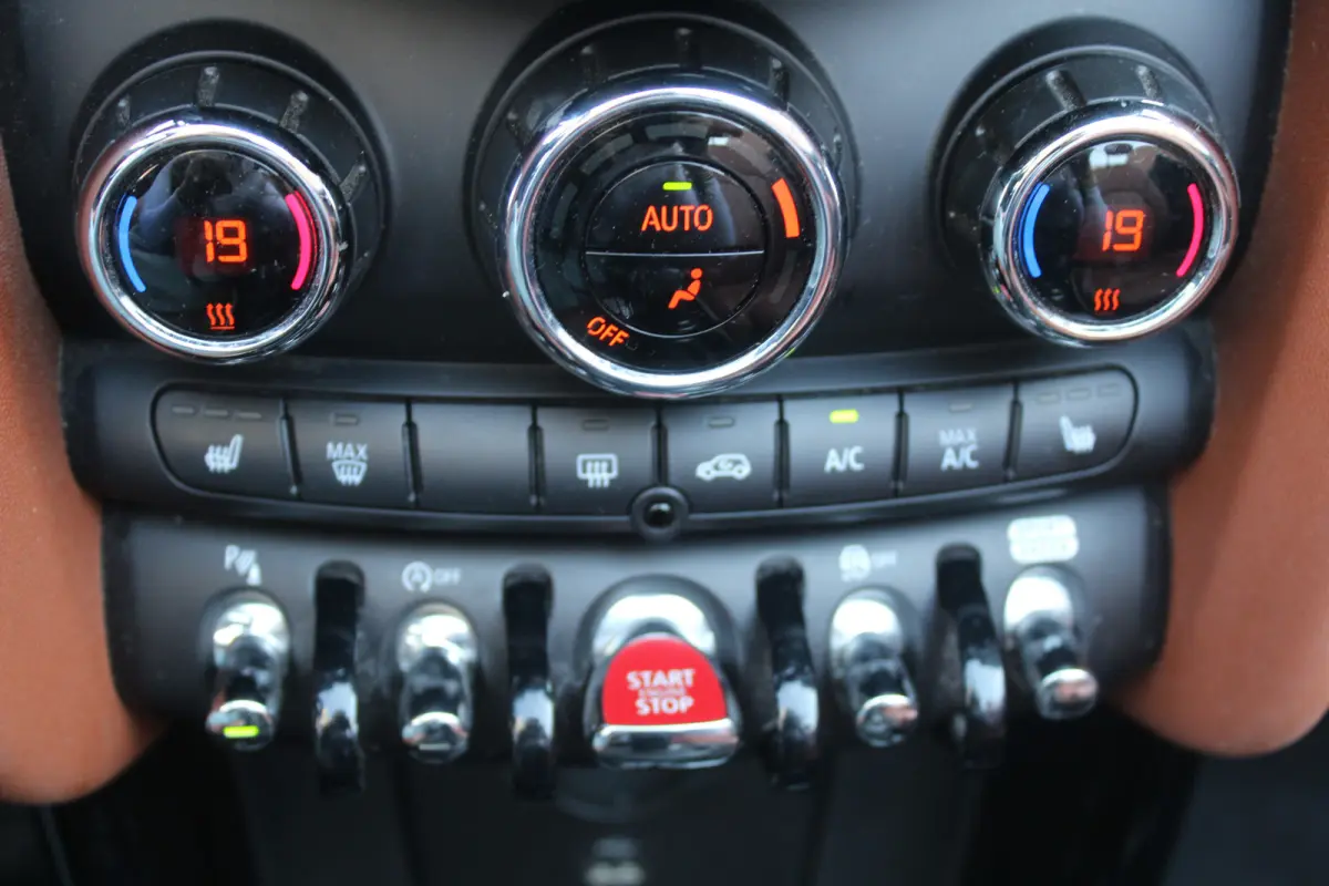 1.5 l Chester bruin leer l Harman kardon audio l Head-up display l Stoelverwarming l PDC l  l Lendesteun Verstelbaar l  l Keyless l JOHN COOPER WORKS l BRITISCH RACING GREEN l PREMIUM PAKKET