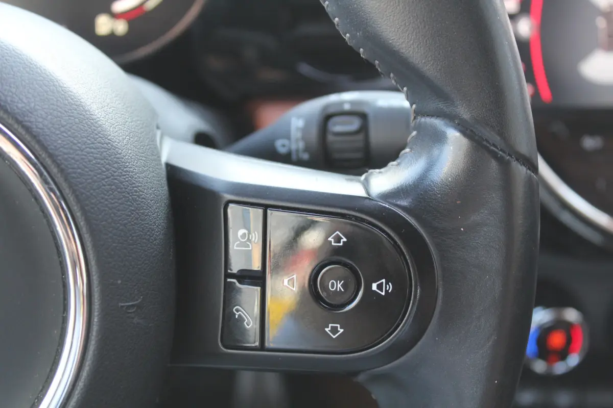 1.5 l Chester bruin leer l Harman kardon audio l Head-up display l Stoelverwarming l PDC l  l Lendesteun Verstelbaar l  l Keyless l JOHN COOPER WORKS l BRITISCH RACING GREEN l PREMIUM PAKKET