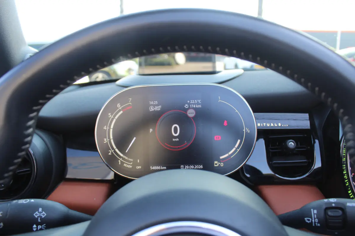 1.5 l Chester bruin leer l Harman kardon audio l Head-up display l Stoelverwarming l PDC l  l Lendesteun Verstelbaar l  l Keyless l JOHN COOPER WORKS l BRITISCH RACING GREEN l PREMIUM PAKKET