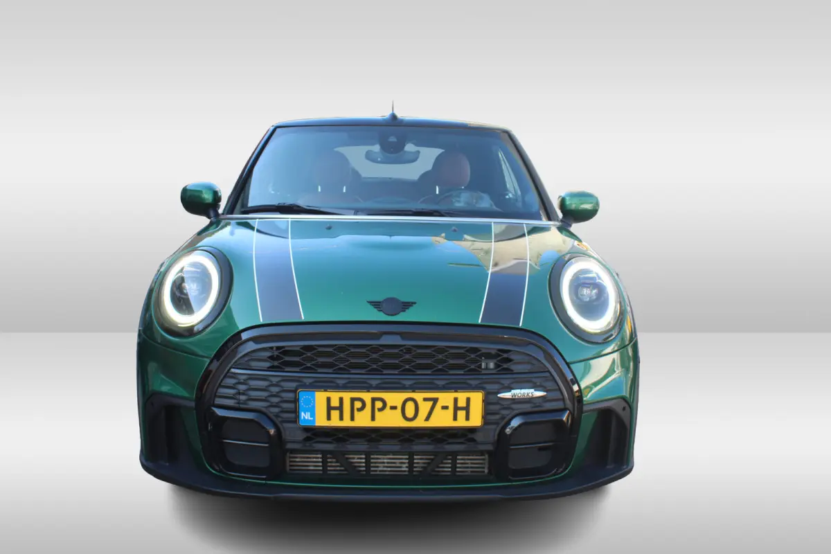 1.5 l Chester bruin leer l Harman kardon audio l Head-up display l Stoelverwarming l PDC l  l Lendesteun Verstelbaar l  l Keyless l JOHN COOPER WORKS l BRITISCH RACING GREEN l PREMIUM PAKKET
