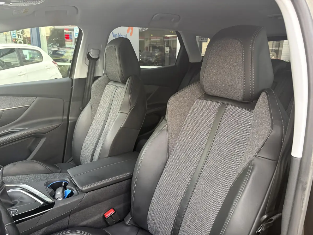 1.2 PureTech Allure | Climate Control | Cruise Control | Apple Carplay/ Android Auto |