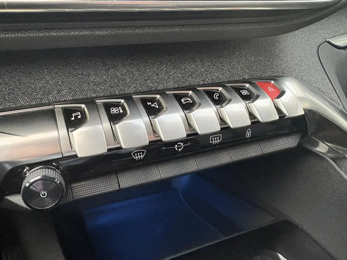 1.2 PureTech Allure | Climate Control | Cruise Control | Apple Carplay/ Android Auto |