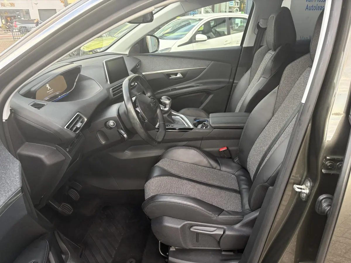 1.2 PureTech Allure | Climate Control | Cruise Control | Apple Carplay/ Android Auto |