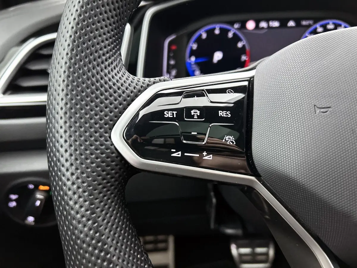 1.5 TSI R-Line Business+ | AUTOMAAT | PANORAMADAK | ACHTERUITRIJCAMERA | STANDKACHEL | ELEKTRISCHE KOFFERKLEP | STOELVERWARMING | VIRTUAL COCKPIT PRO | DODEHOEK | ADAPTIVE CRUISE CONTROL | C