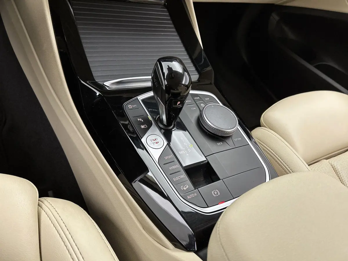 xDrive30e High Executive | FACELIFT | ACHTERUITRIJCAMERA | LEDER | APPLE CARPLAY - ANDROID AUTO | STOELVERWARMING | STUURWIELVERWARMING | CLIMATE CONTROL | CRUISE CONTROL |