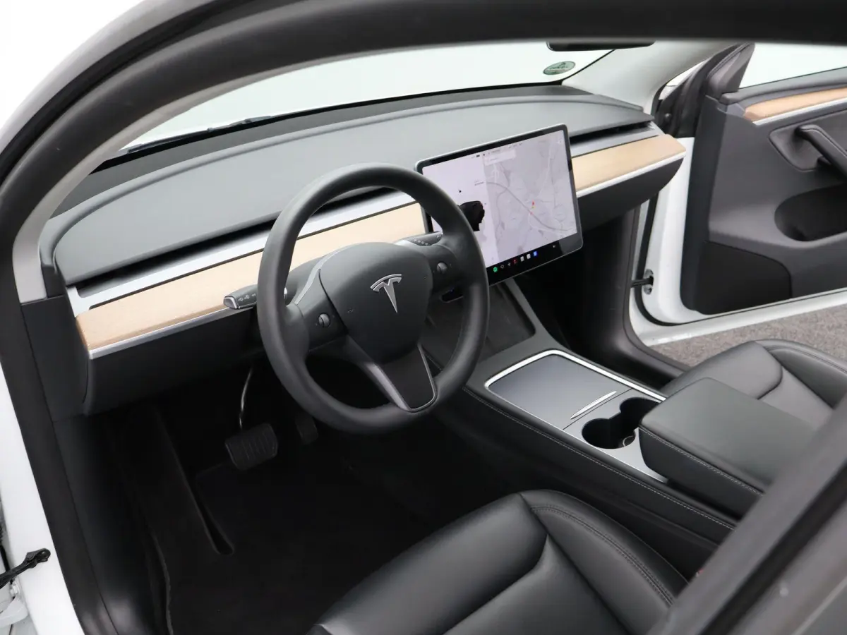 Long Range AWD 75 kWh | PANORAMADAK | STOELVERWARMING VOOR EN ACHTER | 19 " LICHTMETALEN VELGEN | 12 MAANDEN BOVAG GARANTIE |
