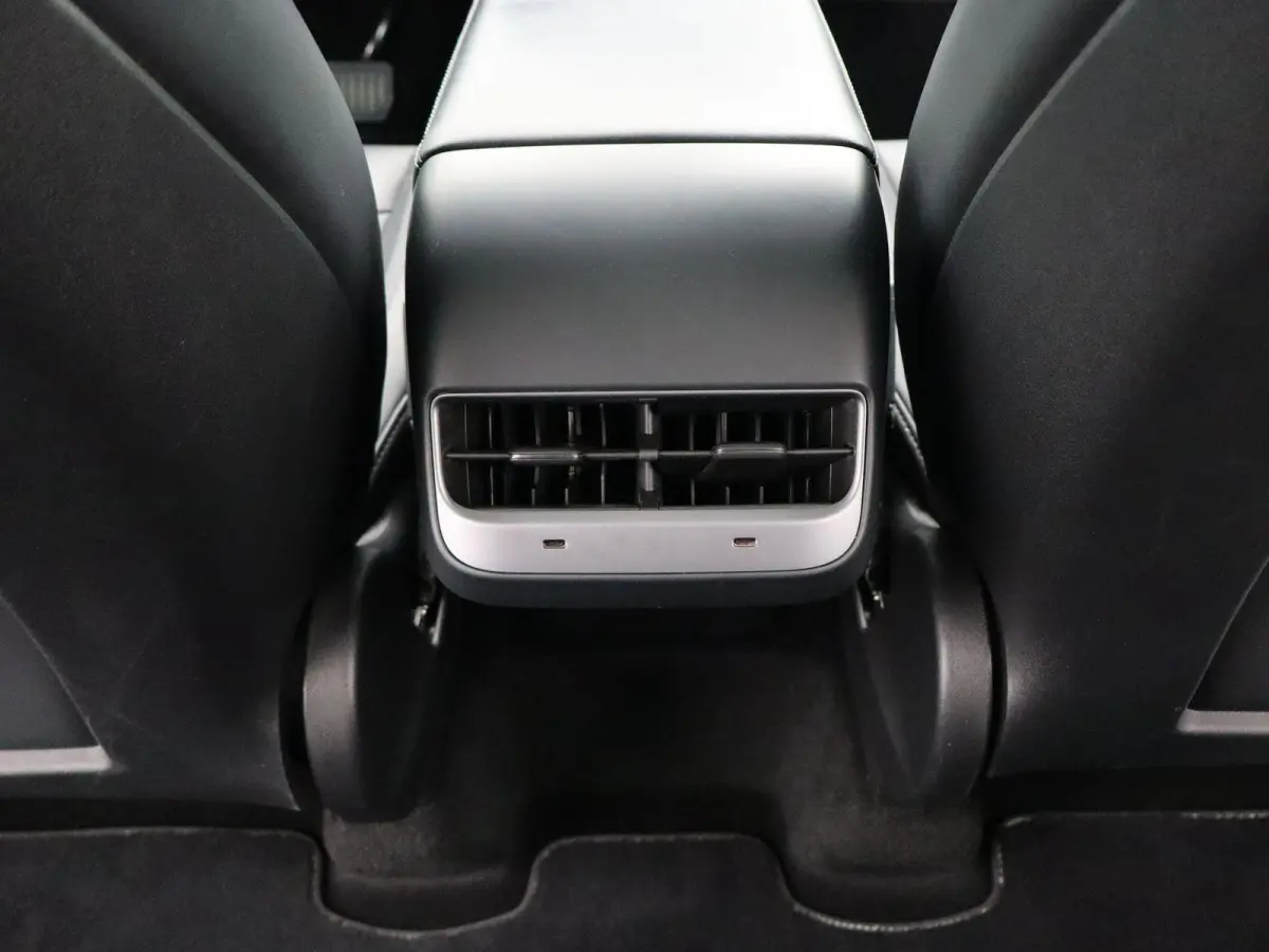 Long Range AWD 75 kWh | PANORAMADAK | STOELVERWARMING VOOR EN ACHTER | 19 " LICHTMETALEN VELGEN | 12 MAANDEN BOVAG GARANTIE |