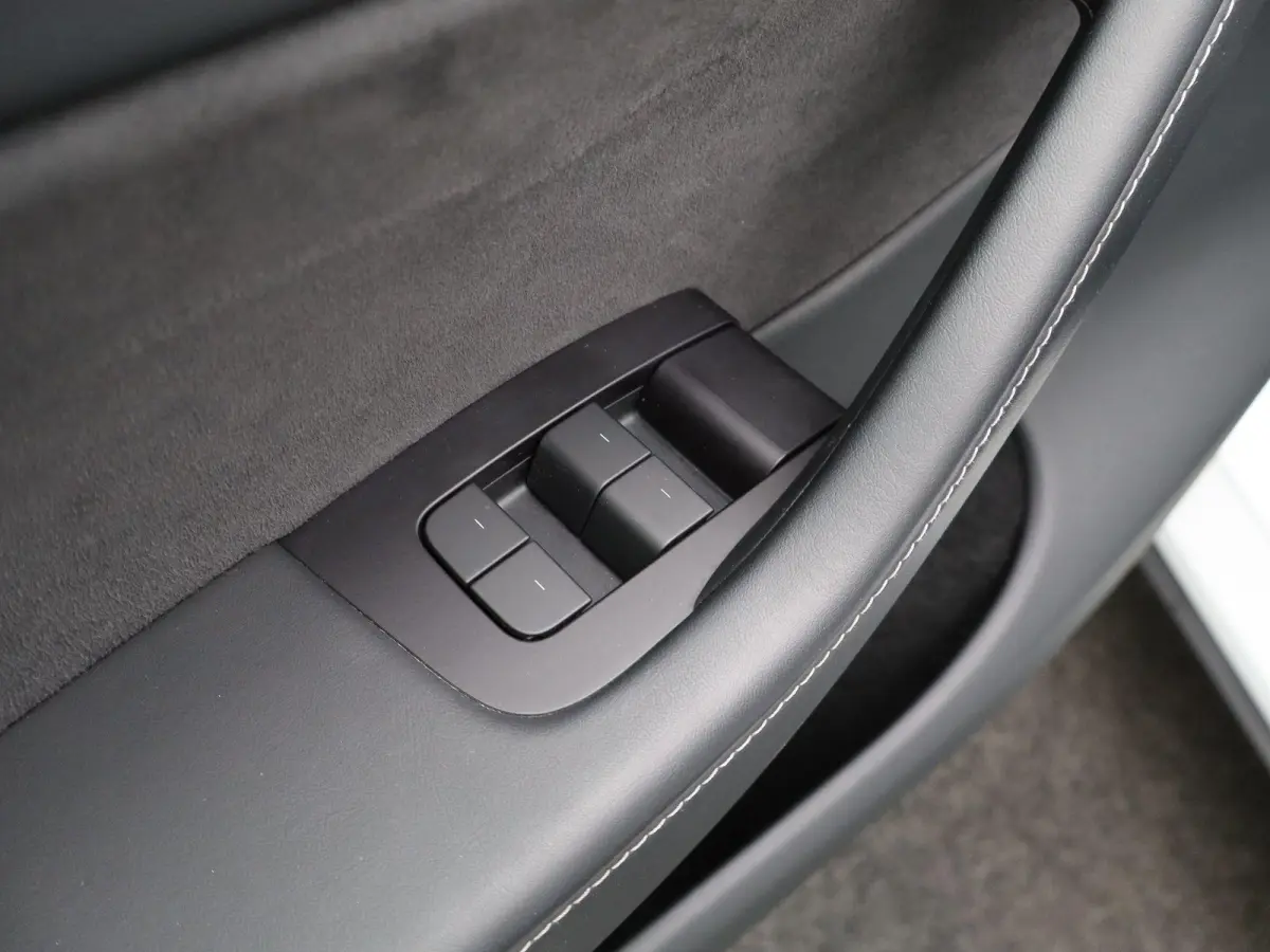 Long Range AWD 75 kWh | PANORAMADAK | STOELVERWARMING VOOR EN ACHTER | 19 " LICHTMETALEN VELGEN | 12 MAANDEN BOVAG GARANTIE |