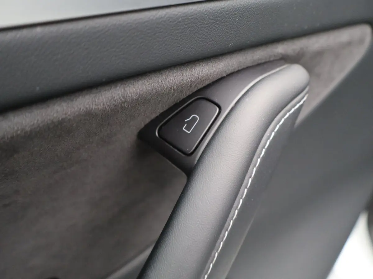 Long Range AWD 75 kWh | PANORAMADAK | STOELVERWARMING VOOR EN ACHTER | 19 " LICHTMETALEN VELGEN | 12 MAANDEN BOVAG GARANTIE |