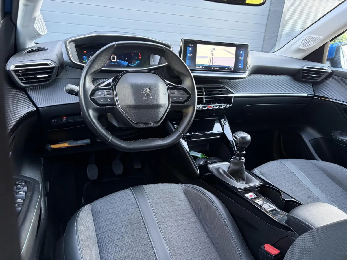 1.2 PureTech Allure ✓D-riem vv in 10-2025✓1e Eigenaar✓360° Camera✓Carplay✓Navi✓101pk✓LED✓Clima✓Cruise✓6 Bak✓Pdc✓Lm velgen✓Halfleder✓Recent beurt gehad✓N.A.P✓