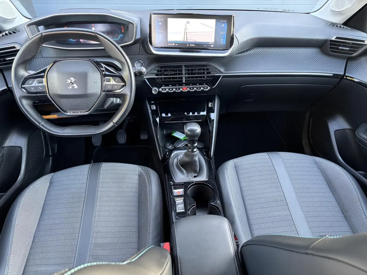 1.2 PureTech Allure ✓D-riem vv in 10-2025✓1e Eigenaar✓360° Camera✓Carplay✓Navi✓101pk✓LED✓Clima✓Cruise✓6 Bak✓Pdc✓Lm velgen✓Halfleder✓Recent beurt gehad✓N.A.P✓