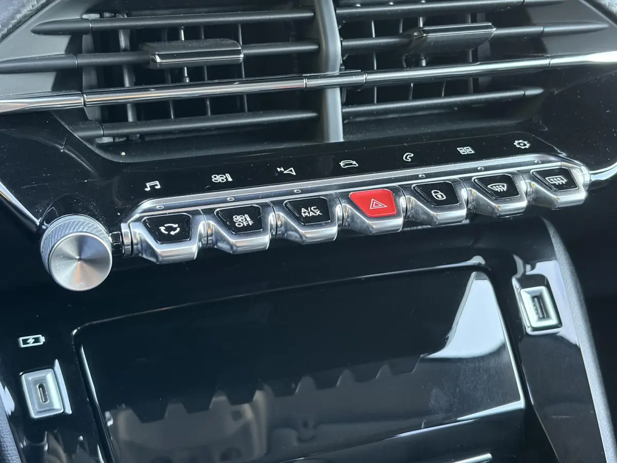 1.2 PureTech Allure ✓D-riem vv in 10-2025✓1e Eigenaar✓360° Camera✓Carplay✓Navi✓101pk✓LED✓Clima✓Cruise✓6 Bak✓Pdc✓Lm velgen✓Halfleder✓Recent beurt gehad✓N.A.P✓