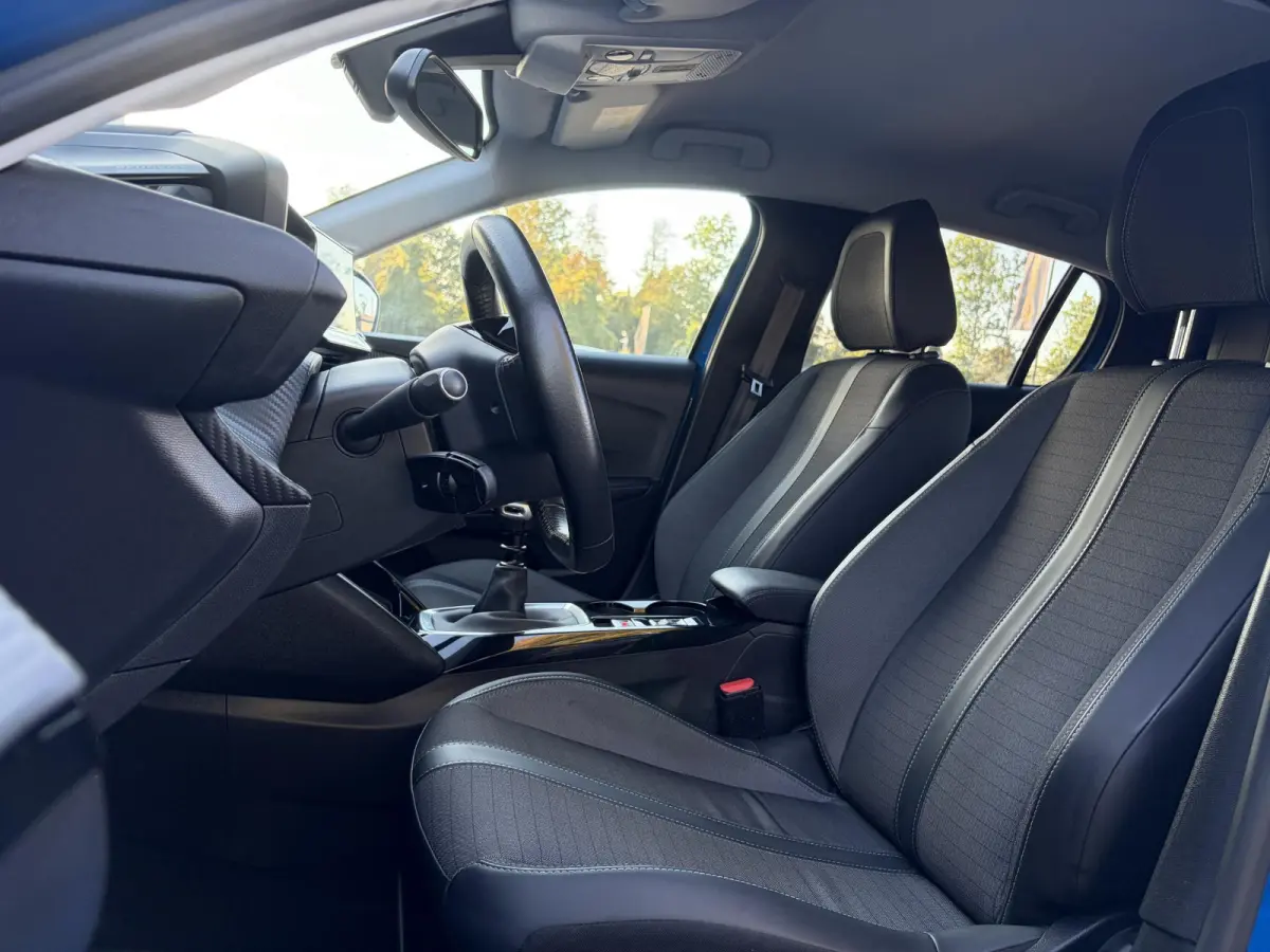 1.2 PureTech Allure ✓D-riem vv in 10-2025✓1e Eigenaar✓360° Camera✓Carplay✓Navi✓101pk✓LED✓Clima✓Cruise✓6 Bak✓Pdc✓Lm velgen✓Halfleder✓Recent beurt gehad✓N.A.P✓