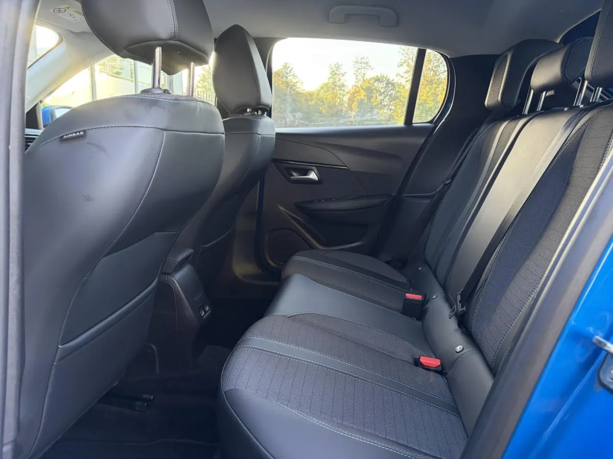 1.2 PureTech Allure ✓D-riem vv in 10-2025✓1e Eigenaar✓360° Camera✓Carplay✓Navi✓101pk✓LED✓Clima✓Cruise✓6 Bak✓Pdc✓Lm velgen✓Halfleder✓Recent beurt gehad✓N.A.P✓