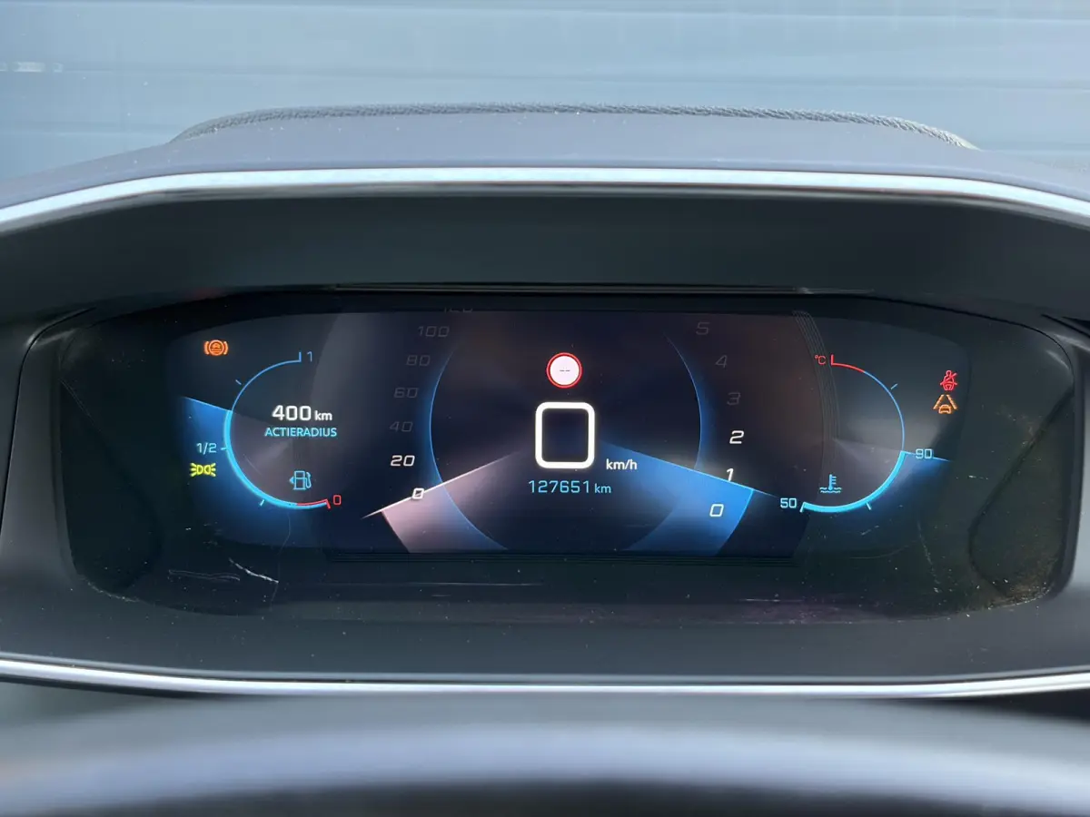 1.2 PureTech Allure ✓D-riem vv in 10-2025✓1e Eigenaar✓360° Camera✓Carplay✓Navi✓101pk✓LED✓Clima✓Cruise✓6 Bak✓Pdc✓Lm velgen✓Halfleder✓Recent beurt gehad✓N.A.P✓