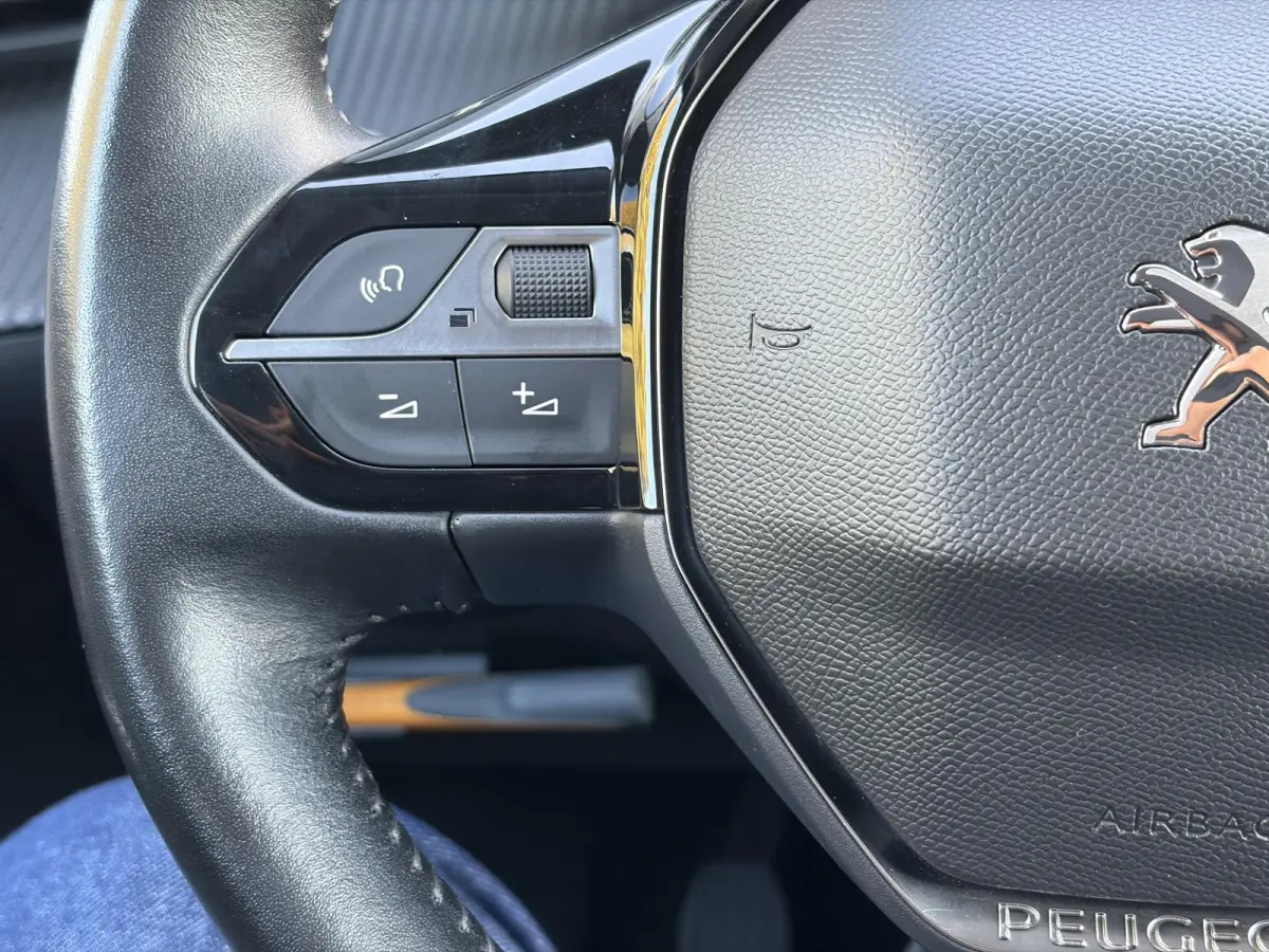 1.2 PureTech Allure ✓D-riem vv in 10-2025✓1e Eigenaar✓360° Camera✓Carplay✓Navi✓101pk✓LED✓Clima✓Cruise✓6 Bak✓Pdc✓Lm velgen✓Halfleder✓Recent beurt gehad✓N.A.P✓