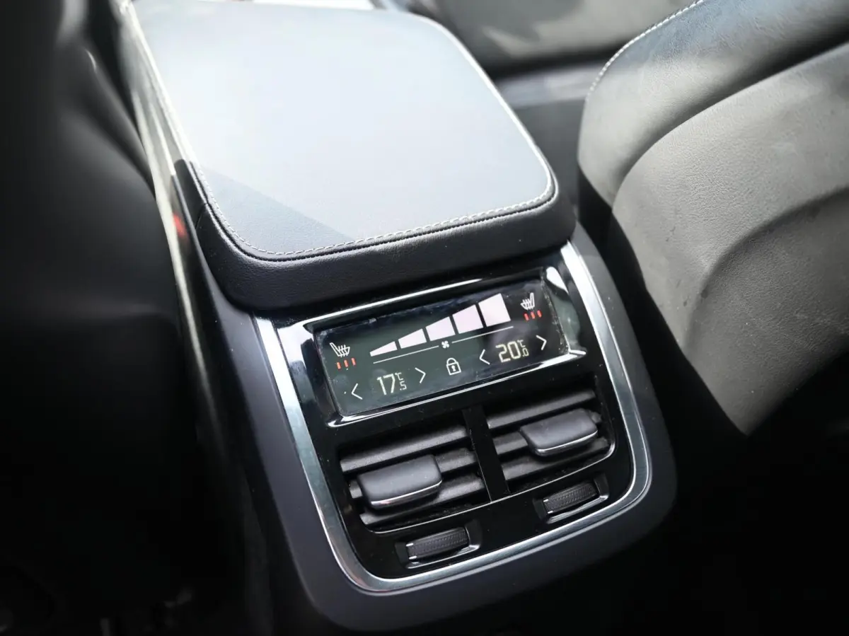 2.0 T8 Recharge AWD R-Design 7 Zits 421PK | Luchtvering | Pano | Memory | Harmon Kardon | Head-Up | 360 | 22'' | Trekhaak | Keyless | Digital Dash | Led | Leder | Stoel voor & achter | Stuur