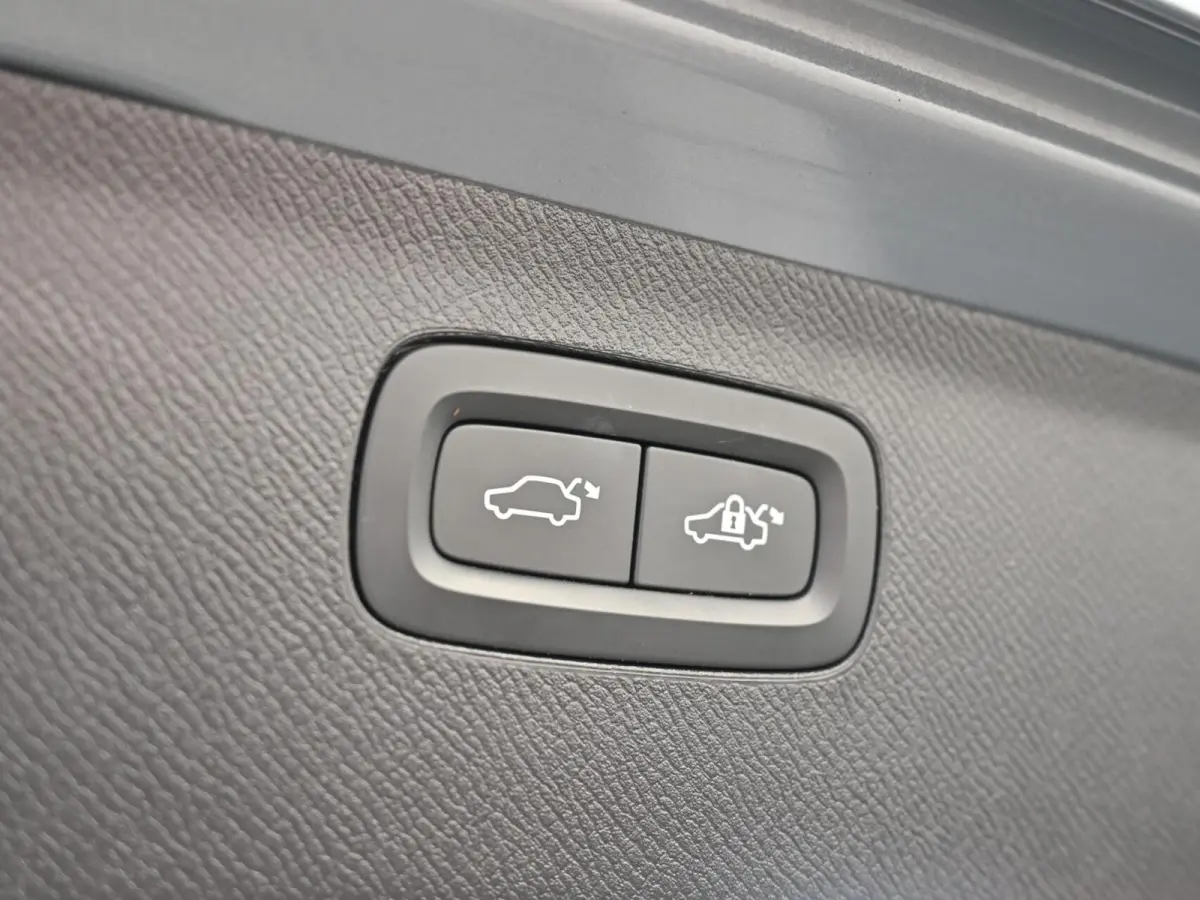 2.0 T8 Recharge AWD R-Design 7 Zits 421PK | Luchtvering | Pano | Memory | Harmon Kardon | Head-Up | 360 | 22'' | Trekhaak | Keyless | Digital Dash | Led | Leder | Stoel voor & achter | Stuur