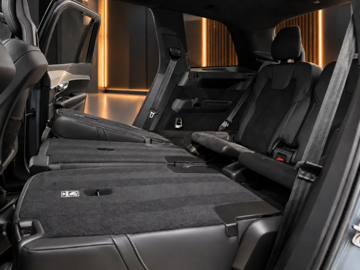 2.0 T8 Recharge AWD R-Design 7 Zits 421PK | Luchtvering | Pano | Memory | Harmon Kardon | Head-Up | 360 | 22'' | Trekhaak | Keyless | Digital Dash | Led | Leder | Stoel voor & achter | Stuur