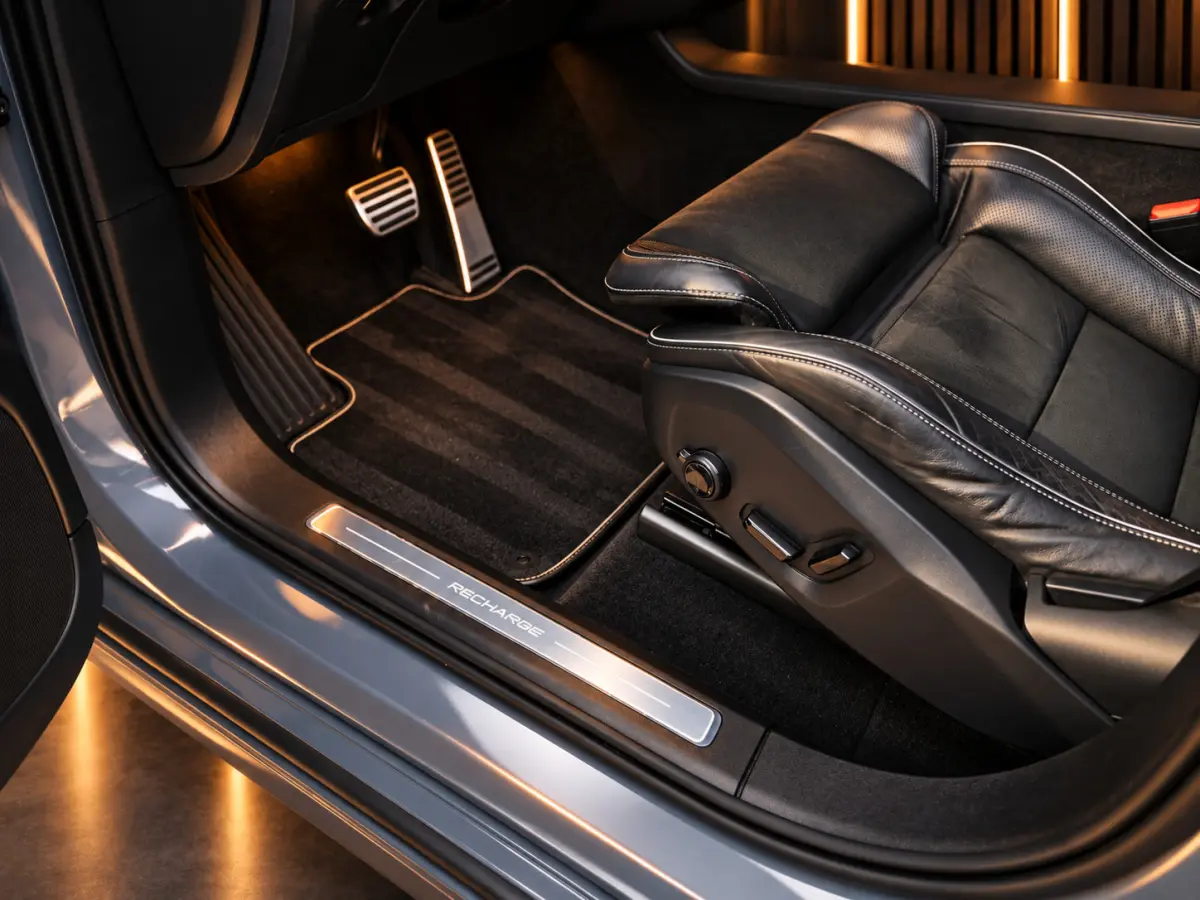 2.0 T8 Recharge AWD R-Design 7 Zits 421PK | Luchtvering | Pano | Memory | Harmon Kardon | Head-Up | 360 | 22'' | Trekhaak | Keyless | Digital Dash | Led | Leder | Stoel voor & achter | Stuur